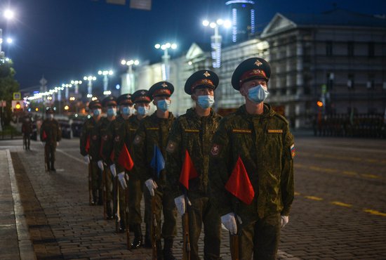 В Екатеринбурге в ночь с 18 на 19 июня пройдёт последняя ночная репетиция Парада Победы. Фото: Галина Соловьёва