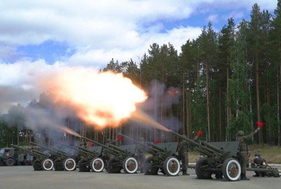 Известно, что расчёты ЗИС-3 дадут 30 залпов 24 июня. Небо украсит также фейерверк из более 500 салютных изделий с названиями: "Фиалка", "Вега", "Ассоль". Фото: пресс-служба ЦВО