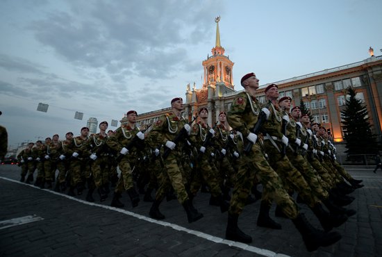 Евгений Куйвашев допустил появление екатеринбуржев на Параде Победы 24 июня при условии соблюдения требований безопасности. Фото: Павел Ворожцов