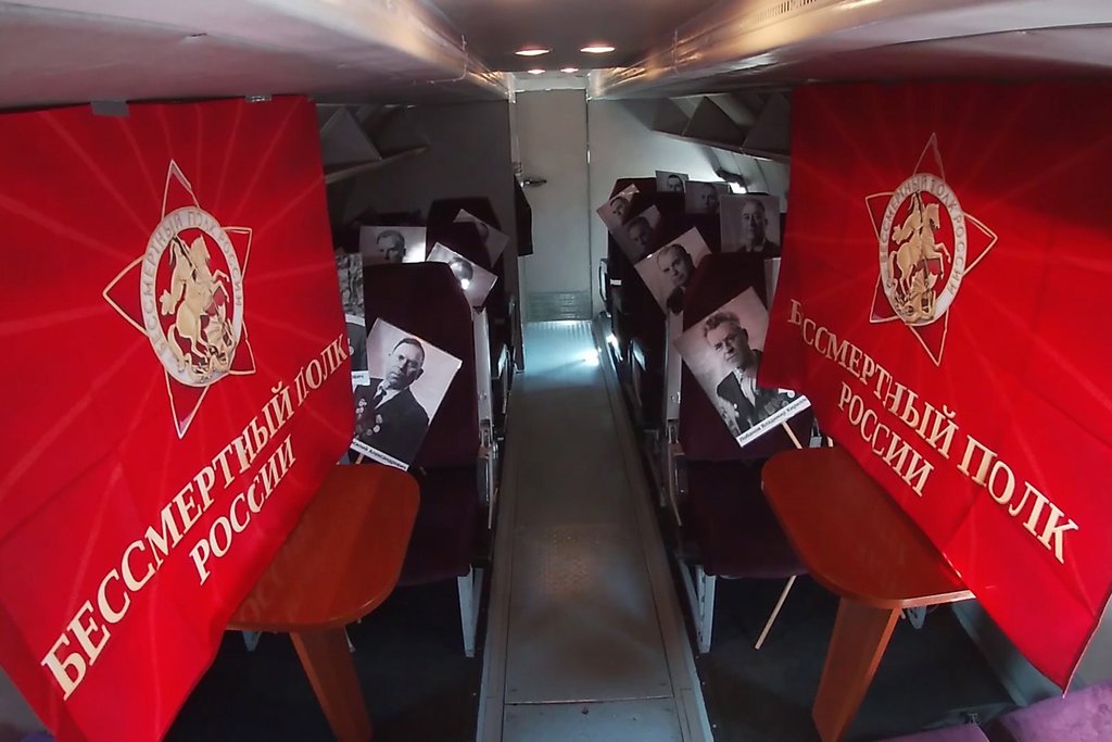 В самолётах рядом с фотографиями героев пролетели знамёна Бессмертного полка.