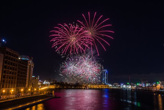 Салют начнётся на всех площадках одновоременно в 23:00 и будет длиться 15 минут. Фото: Владимир Мартьянов