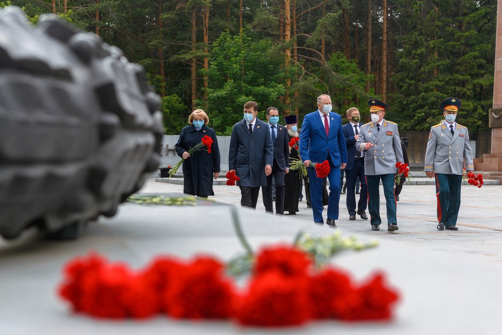 Евгений Куйвашев возложил цветы к Вечному огню на Широкореченском военно-мемориальном комплексе в Екатеринбурге.