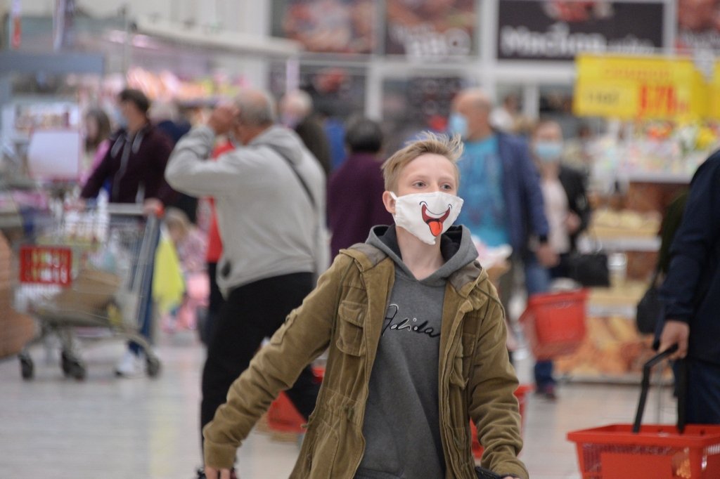 Мальчик в маске бежит по магазину