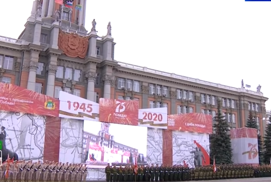 В 10:00 на площади 1905 года началось шествие военной техники. Фото: скриншот трансляции на телеканале ОТВ