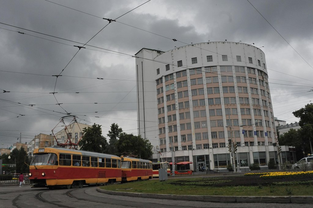Трамвай едет по центру города