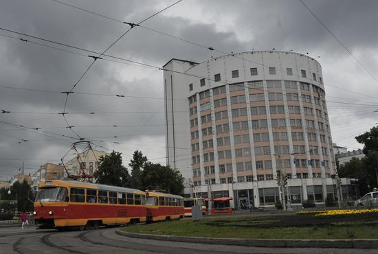 Меняют схему движения 10 трамваев и 10 автобусов. Фото: Павел Ворожцов