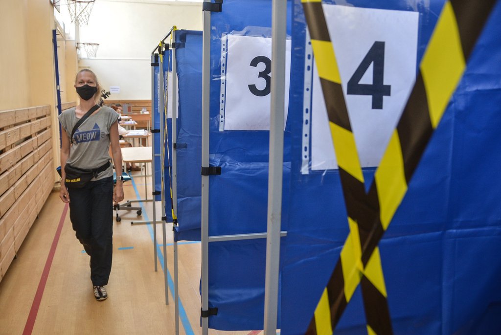 Избиратель в маске на избирательном участке