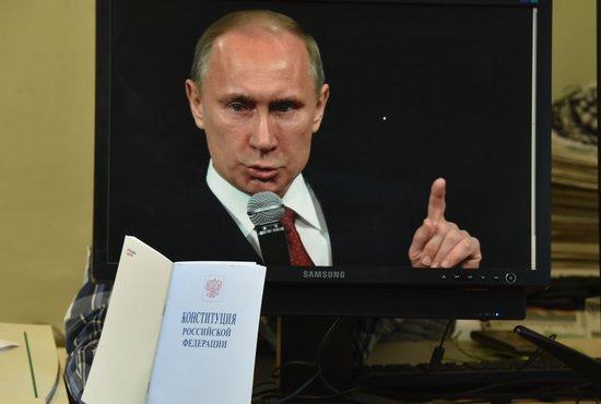 Владимир Путин говорит о Конституции РФ