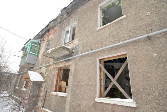 В Свердловской области насчитывается 2 430 аварийных многоквартирных домов. Фото: Павел Ворожцов