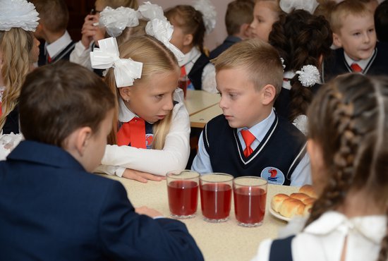 В некоторых школах ученики младших классов перейдут на обновлённое меню уже с 1 сентября 2020 года. Фото: Павел Ворожцов