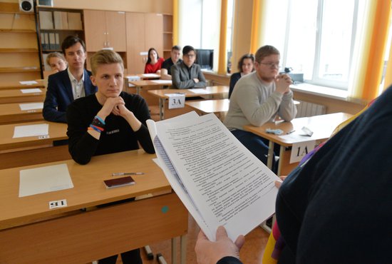 Анзор Музаев отметил, что переход на дистанционное обучение не повлиял на уровень подготовки 11-классников. Фото: Павел Ворожцов