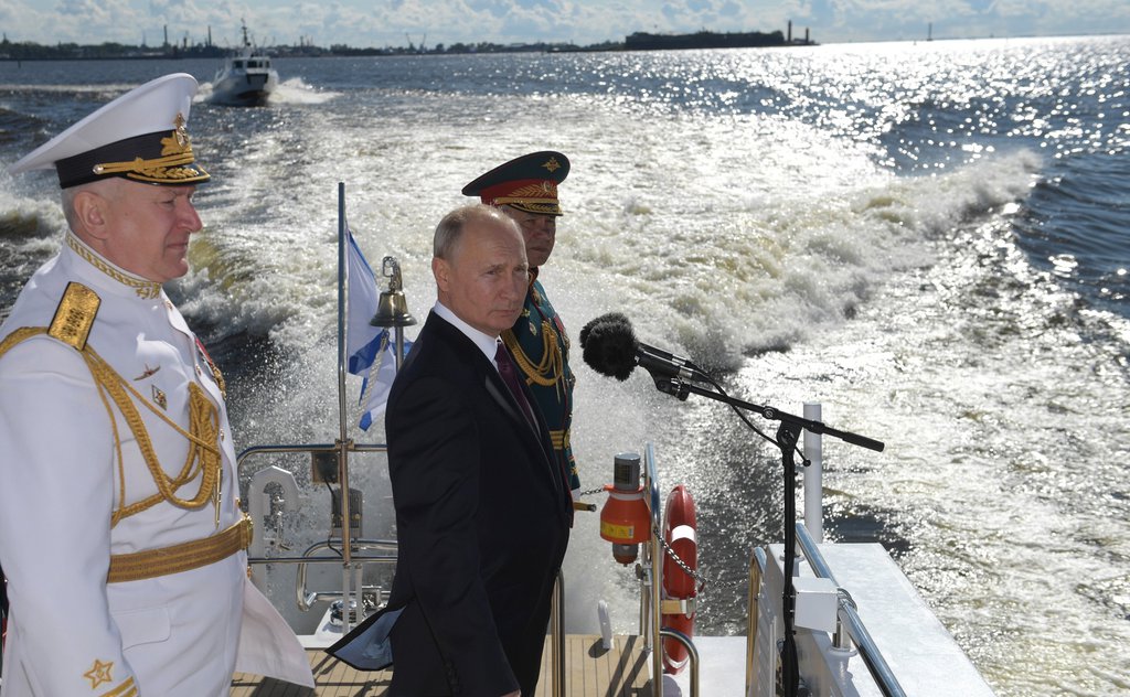 Глава государства поздравил личный состав экипажей с Днём Военно-Морского Флота.