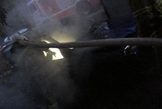 В результате остался повреждён кузов машины на площади 1 кв. м. Фото: пресс-служба ГУ МЧС России по Свердловской области
