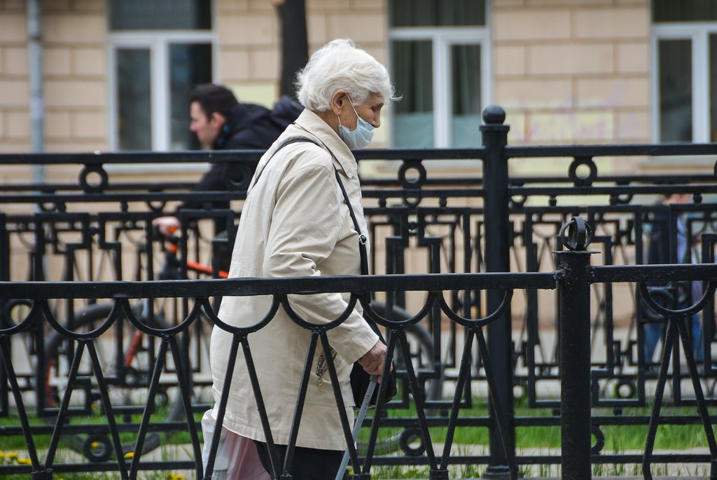 Пенсионерка в маске идёт по улице