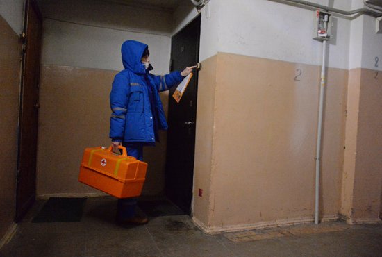 Прибыв к екатеринбурженке для проведения очередного теста, медработники не обнаружили её дома. Фото: Павел Ворожцов