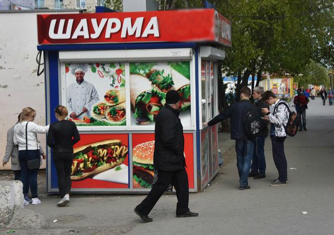 Шаурма нижний. Шаурма ларек. Шаурма на вокзале. Ларёк с шаурмой рисунок. Ларьки девяностые шаверма.