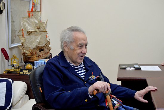 Евгений Куйвашев выразил соболезнования в связи со смертью Владислава Крапивина. Фото: Станислав Савин