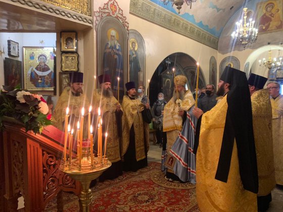12 сентября митрополит Кирилл совершил всенощное бдение в Иоанно-Предтеченском кафедральном соборе Екатеринбурга.