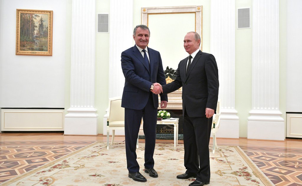 Анатолий Бибилов и Владимир Путин