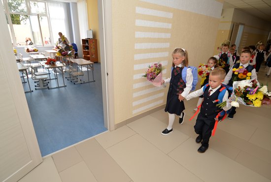 В школу по-прежнему будут брать детей не младше 6,5 лет и не старше 8 лет. Фото: Павел Ворожцов