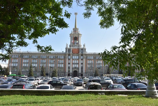 Мэр Екатеринбурга выступил против парковки и сквера на площади 1905 года. Фото: Алексей Кунилов.