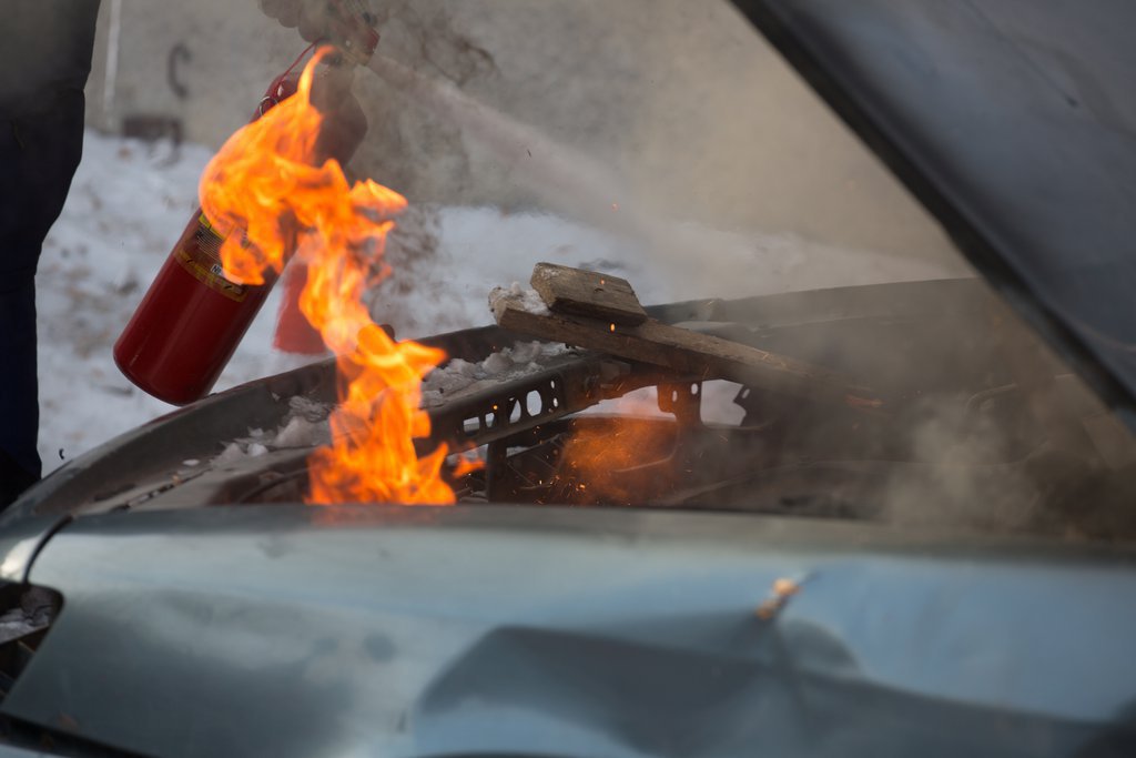 Тушение автомобиля с помощью огнетушителя