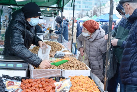 Традиционно пользуются спросом орехи, сухофрукты, башкирский мёд, специи из Абхазии. Фото: Павел Ворожцов