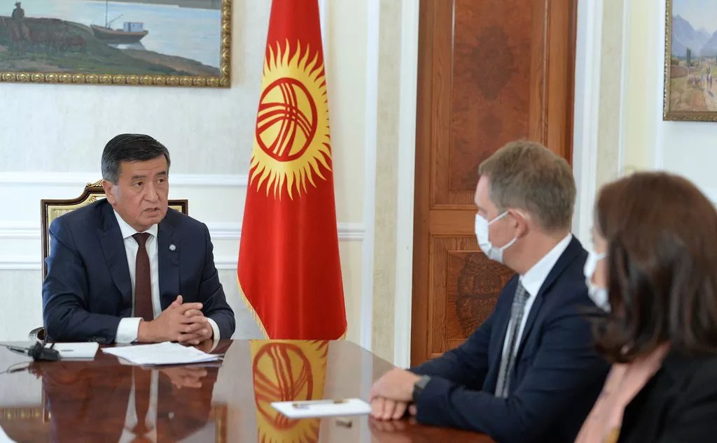 Президент Кыргызской Республики Сооронбай Жээнбеков ввёл на территории Бишкека чрезвычайное положение.