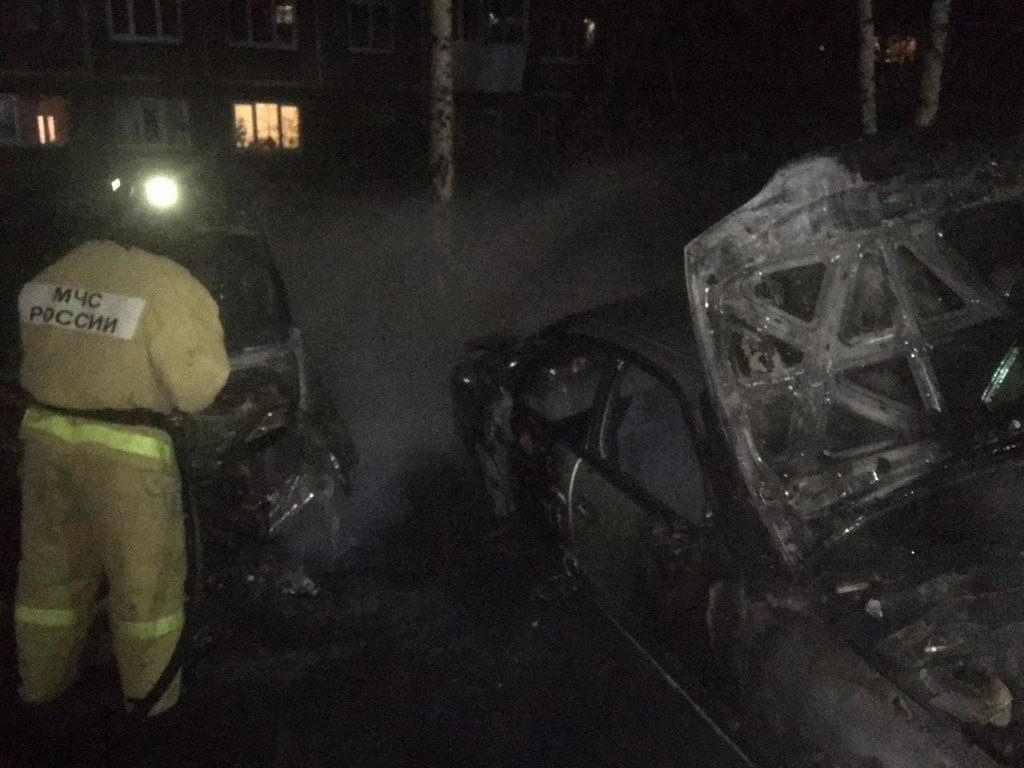 Огонь уничтожил автомобиль Nissan Sanny.