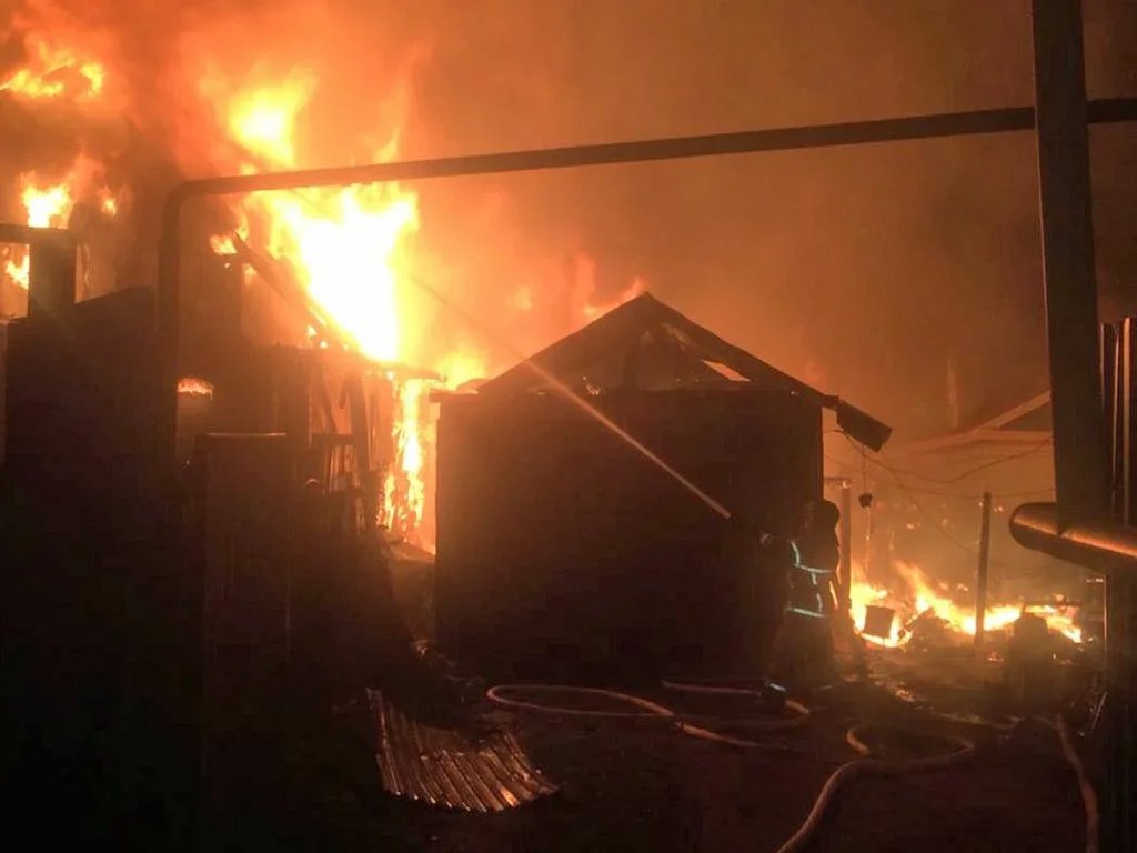 Огонь повредил частный дом и уничтожил четыре бани.