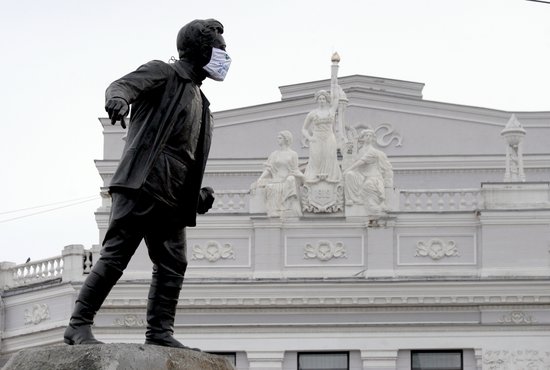 Любуемся екатеринбургскими памятниками, соблюдающими масочный режим. Фото: Павел Ворожцов.