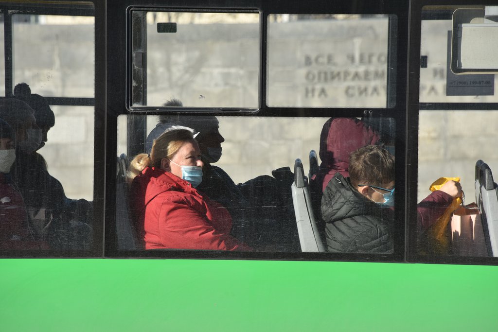 Люди в масках в автобусе