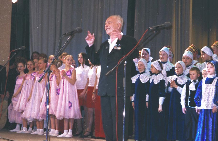 Редкий кадр, редкий момент: на юбилейном концерте 2005 года Евгений Родыгин, выступающий обычно с мастерами пения, одну из своих песен исполнил и с детским хором. Фото: Ольга Савчук