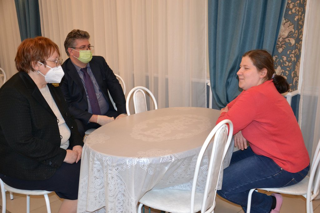 Татьяна Мерзлякова и Андрей Злоказов встретились с постояльцами Уктусского пансионата.