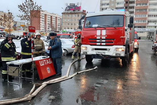 На место происшествия прибыли все пожарно-спасательные подразделения Екатеринбурга. Фото: пресс-служба ГУ МЧС по Свердловской области.