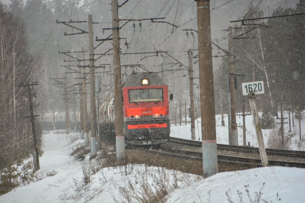 грузовой поезд зимой