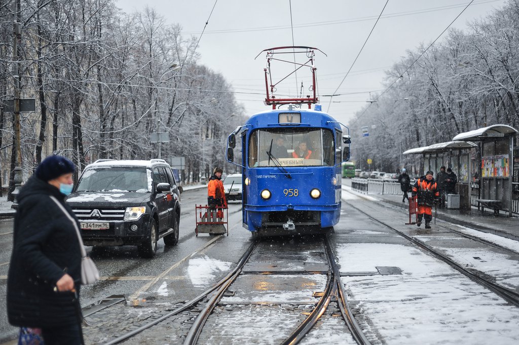 Трамвай едет в снег