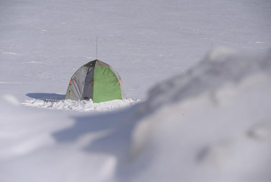По словам рыбаков, на большинстве водоёмов лёд еще достаточно тонкий и не превышает 8-10 сантиметров. Фото: Павел Ворожцов