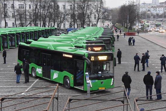 В Екатеринбурге презентовали 57 новых низкопольных автобусов. Фото: Алексей Кунилов.