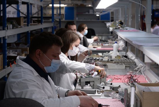 Среди работающих свердловчан на первом месте по числу подхвативших инфекцию находятся работники промышленных предприятий. Фото: Павел Ворожцов.