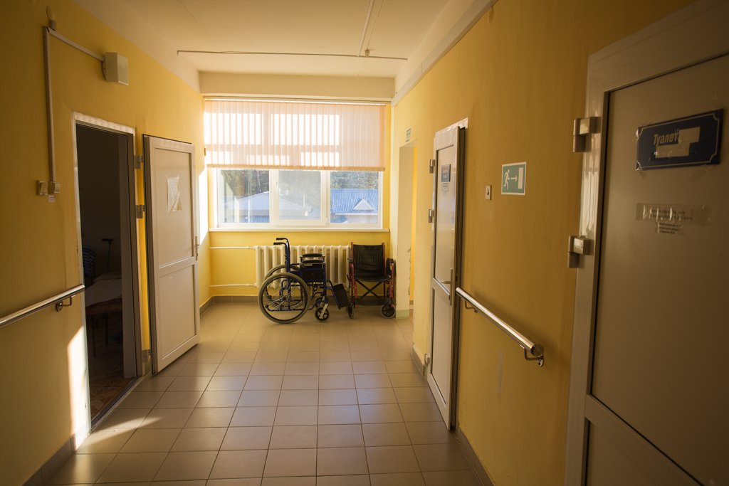 инвалидная коляска в коридоре больницы