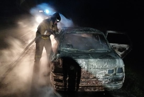 Одна из трёх машин, полыхавших этой ночью на Среднем Урале, выгорела полностью. Фото: пресс-служба ГУ МЧС России по Свердловской области