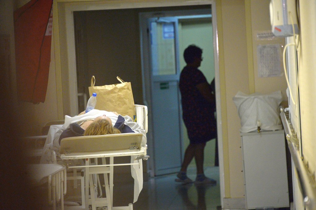 Женщина на каталке в больнице