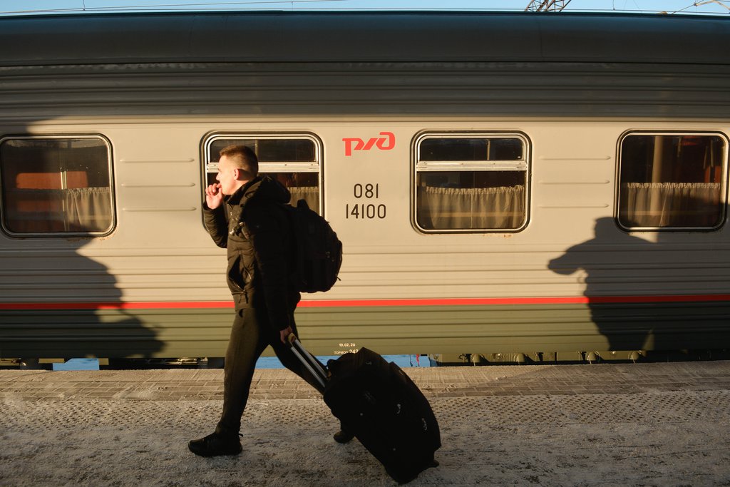 пассажир поезда с чемоданом