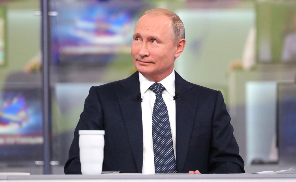 Законопроект позволяет действующему Президенту России Владимиру Путину вновь баллотироваться на пост главы государства.
