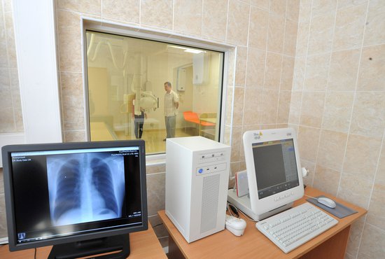В амбулаторном центре ребёнку с коронавирусом сделают рентгенограмму и проведут ряд других обследований. Фото: Павел Ворожцов.