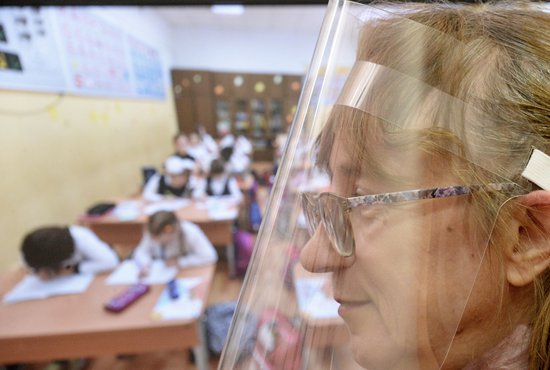 На этой неделе свердловским педагогам раздали 105 тысяч защитных экранов. Фото: Павел Ворожцов