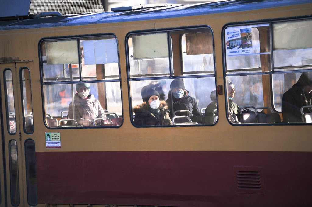 пассажиры трамвая в масках