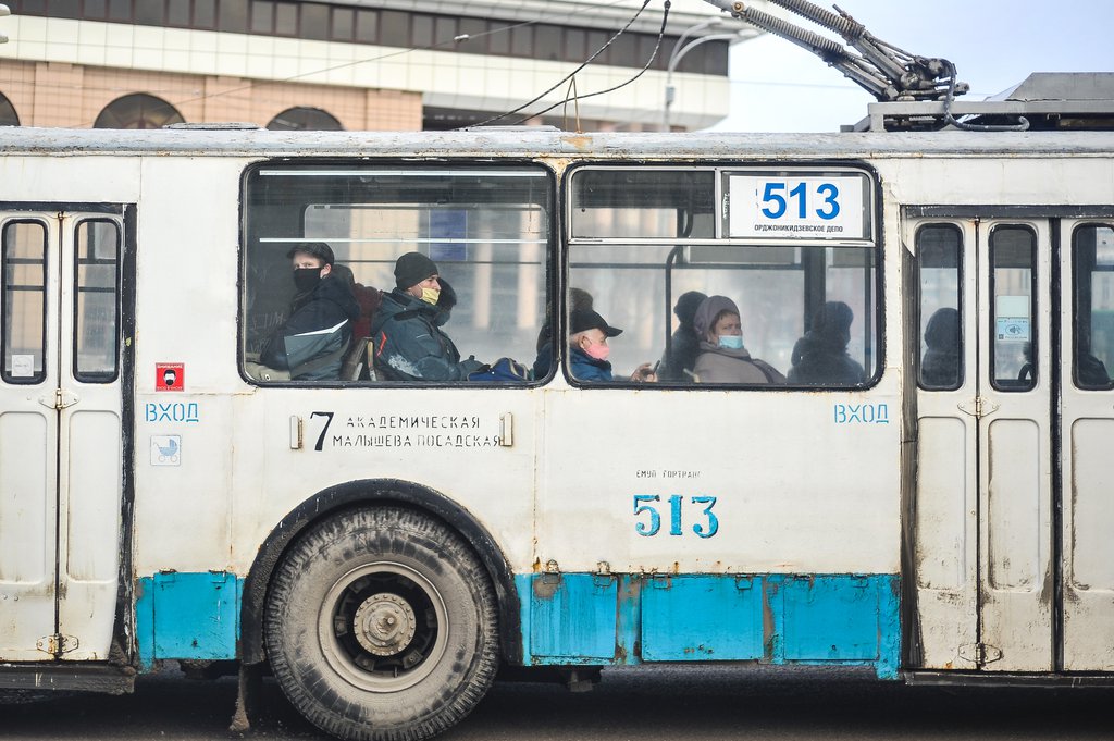 Люди в масках в троллейбусе