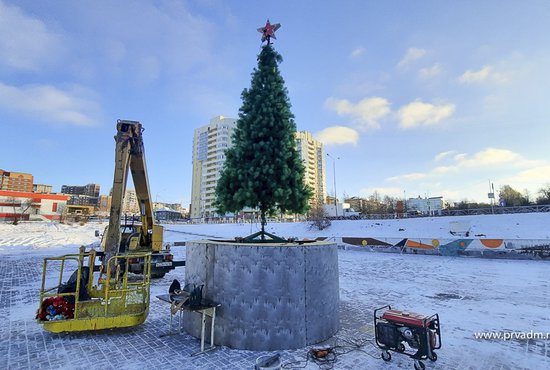 Первоуральск украшают к Новому году. Фото: пресс-служба администрации муниципалитета.